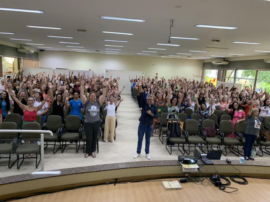 Mais de mil professores da Rede Municipal de Ensino participam de palestra sobre Educação Transformadora