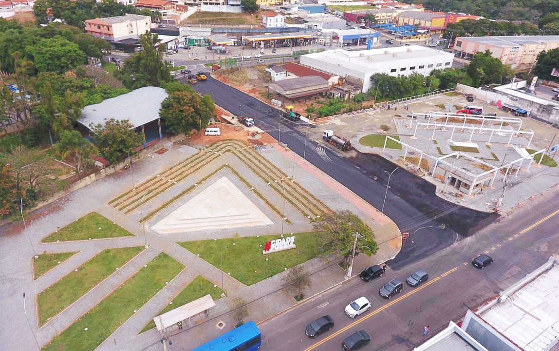 Iniciada a pavimentação de via na Praça da Poesia