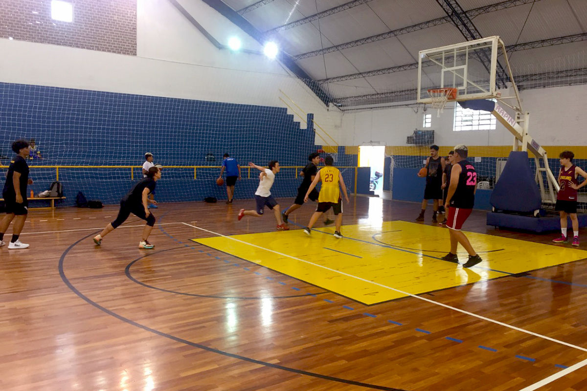 Prefeitura de São Paulo oferece aulas de basquete gratuitas para