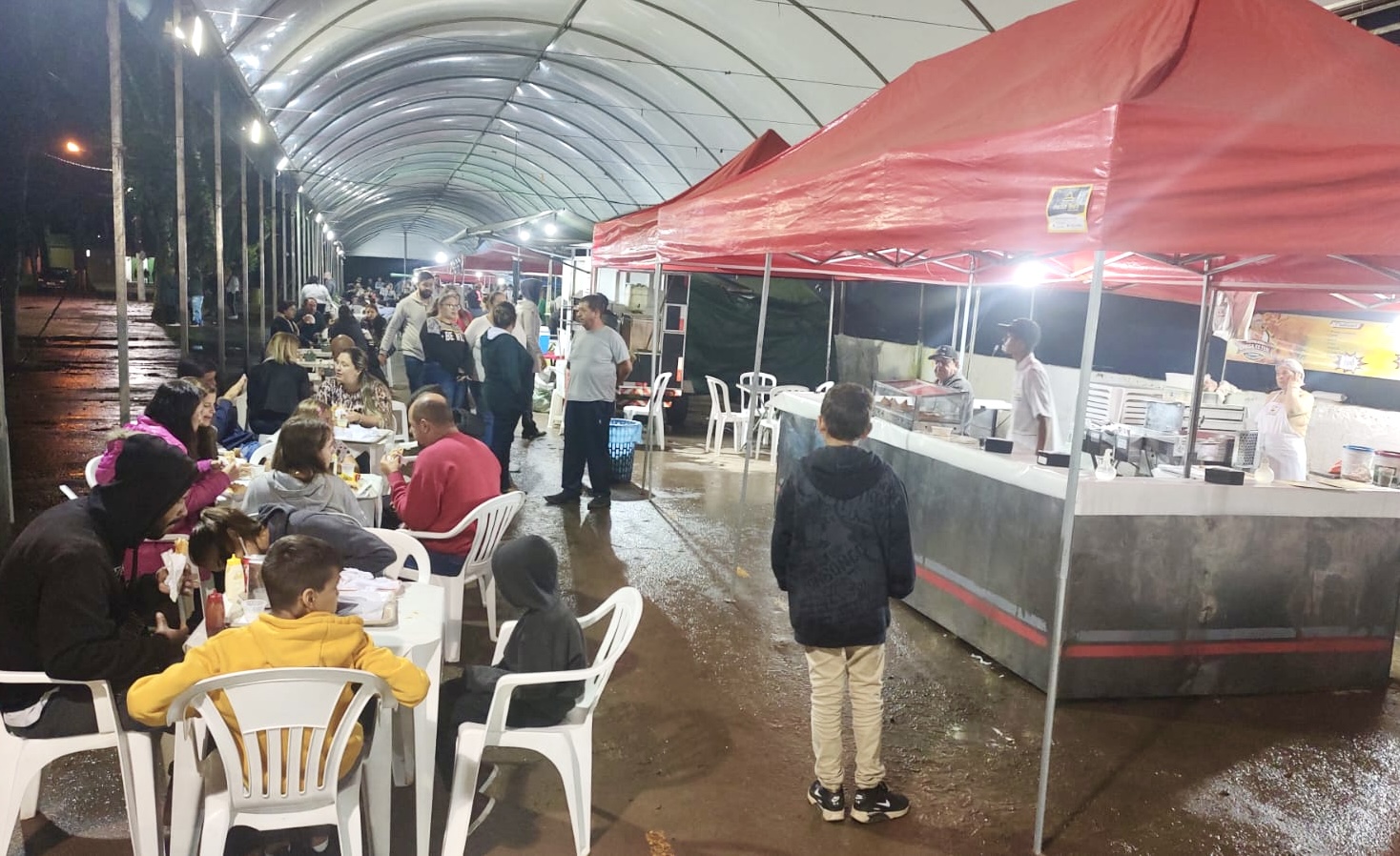 Feira Noturna tem frutas e verduras frescas direto do produtor