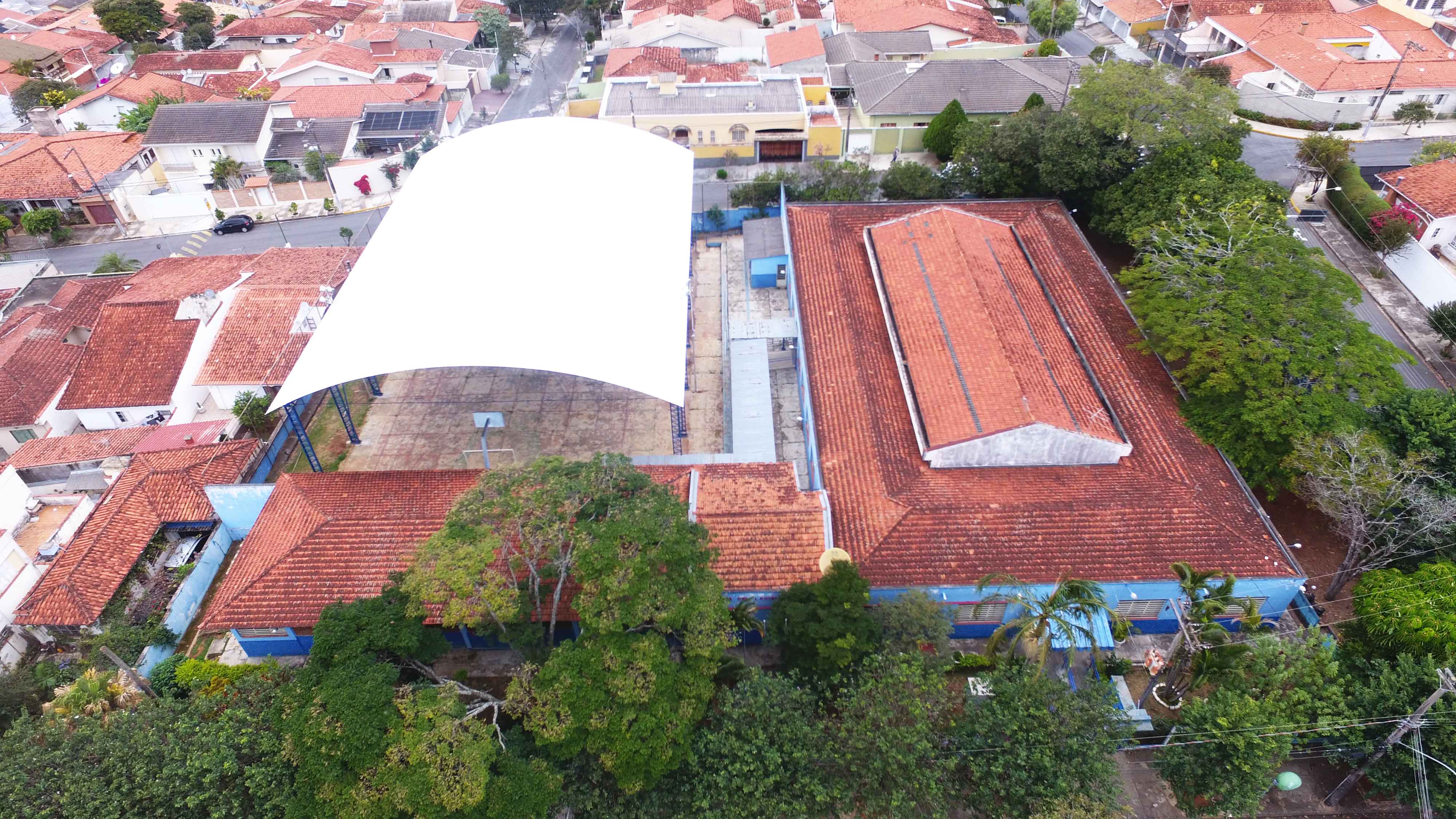 Concluídas instalações de coberturas em duas quadras poliesportivas de escolas municipais