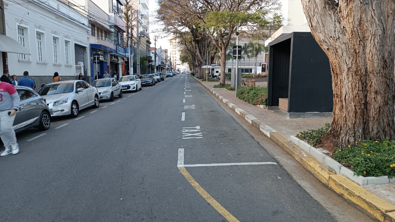 Prefeitura realoca vagas de táxi na Praça Central para melhorar a mobilidade urbana e ampliar a disponibilidade de vagas