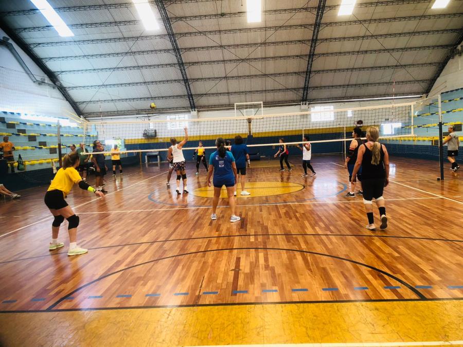 Aulas de voleibol adaptado seguem normalmente no Ginásio Lourenço Quilici