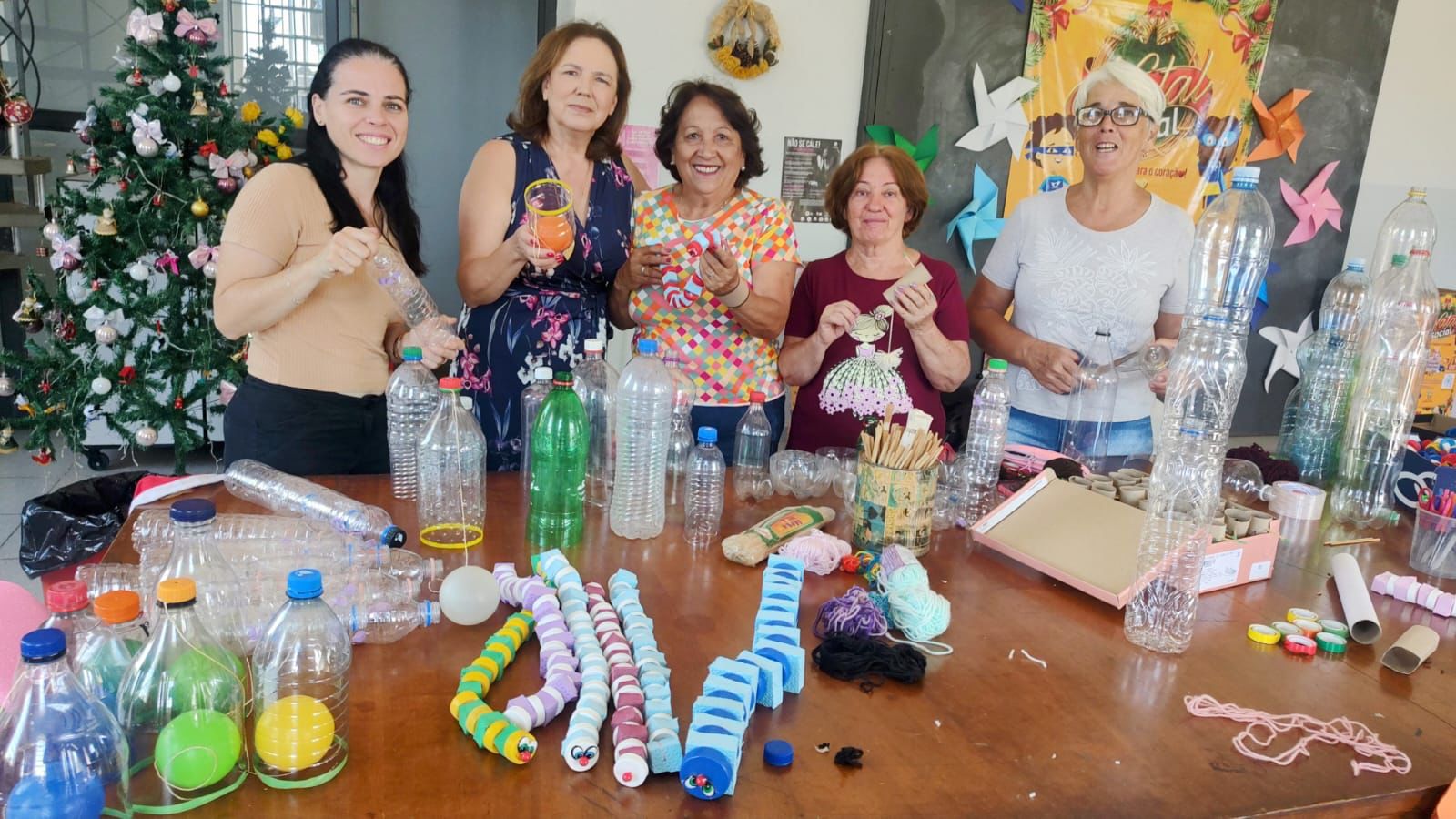 Primeira-Dama acompanha confecções de brinquedos com materiais recicláveis no Fundo Social