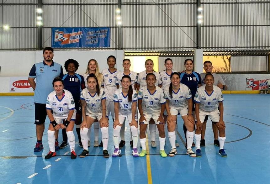 Equipe de futsal feminino de Bragança Paulista entra em quadra no