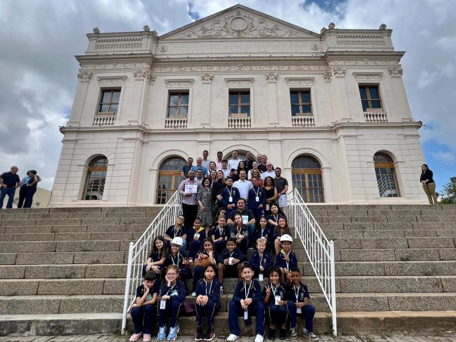 Prefeitura realiza cerimônia de posse do 1º Governo Mirim 2025 e promove dia de vivências administrativas com alunos da rede municipal