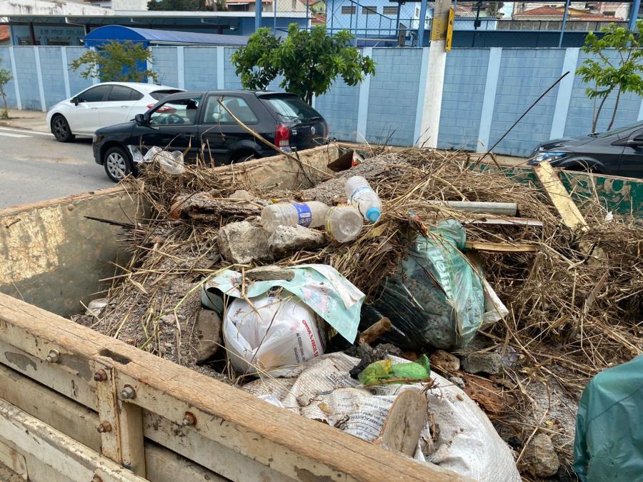 Lixo também é uma das causas de alagamentos na Avenida Euzébio Savaio