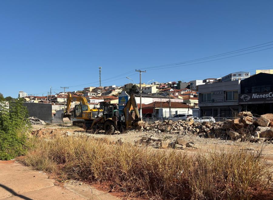 Prefeitura realiza retirada de resíduo remanescente em área afetada por solapamento no Centro