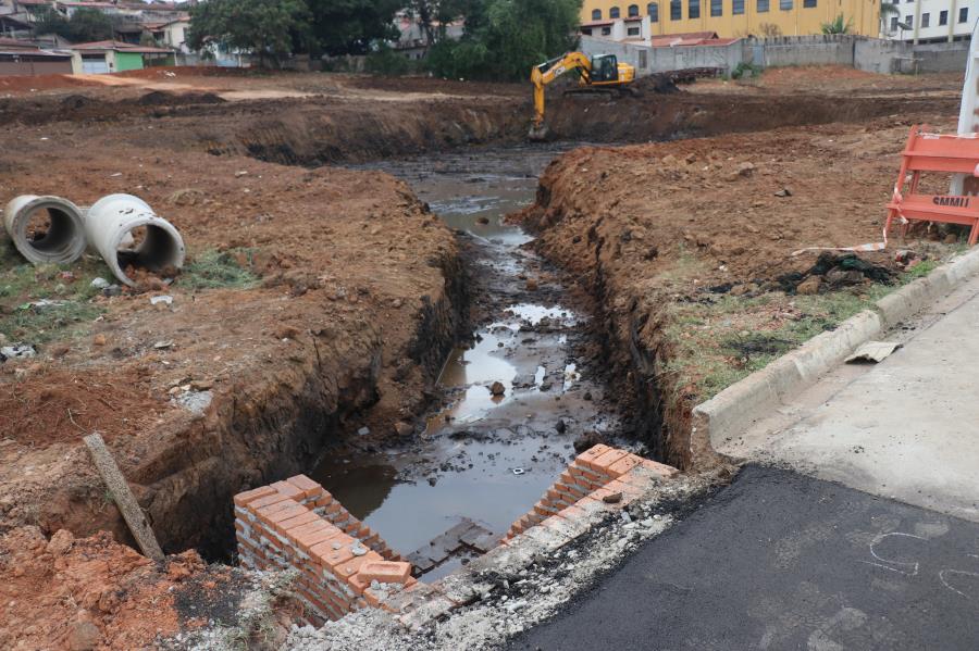 Obras no sistema de drenagem pluvial na Avenida Euzébio Savaio seguem avançando