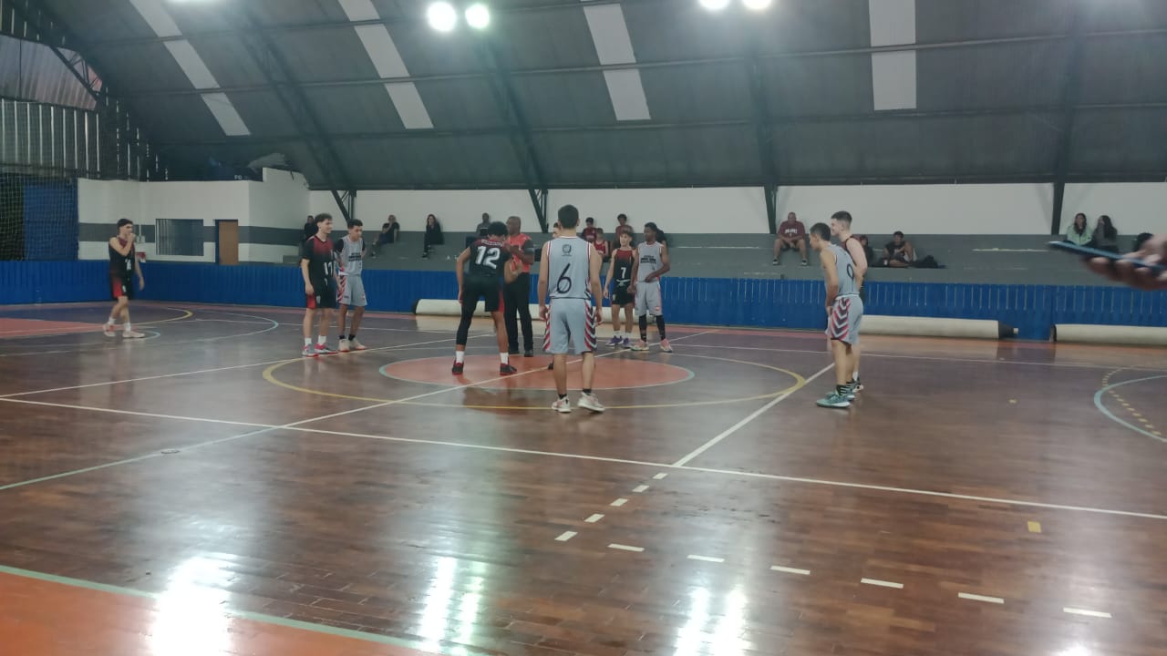 Aulas de basquetebol no Ginásio Municipal Esportivo Francisco Vergili já começaram