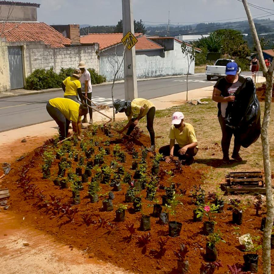 Prefeitura continua revitalizando praças e jardins da cidade