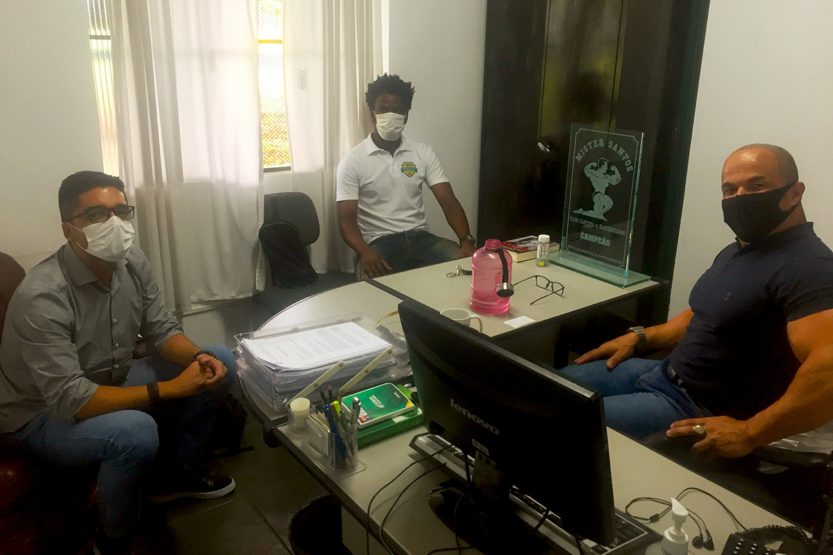Ex-jogador de futebol Tobi visita Secretaria da Juventude, Esportes e Lazer