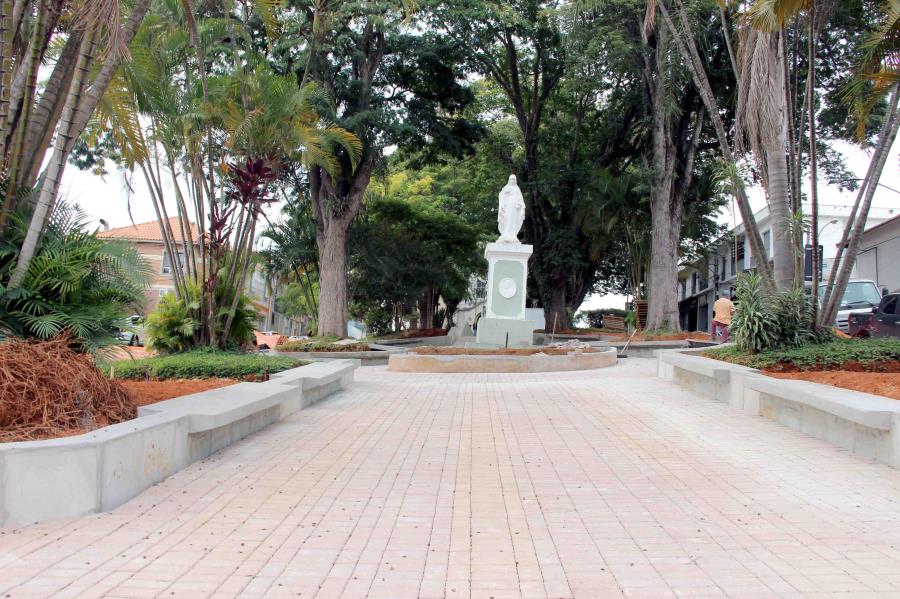 Instalação do novo piso da Praça do Rosário entra em fase final