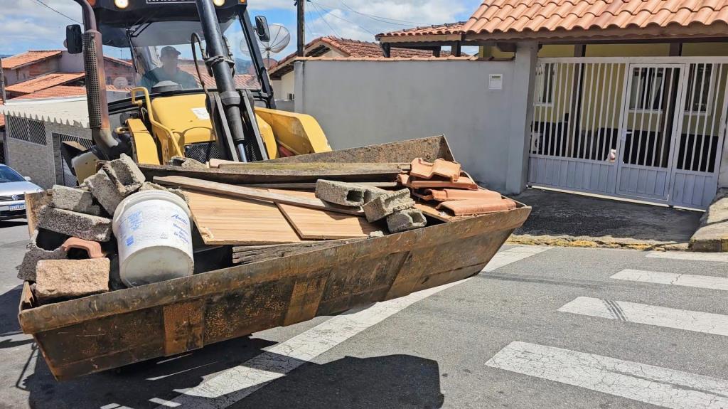 Operação de Recolhimento de Inservíveis e possíveis criadouros do Aedes aegypti retira 9 caminhões de materiais