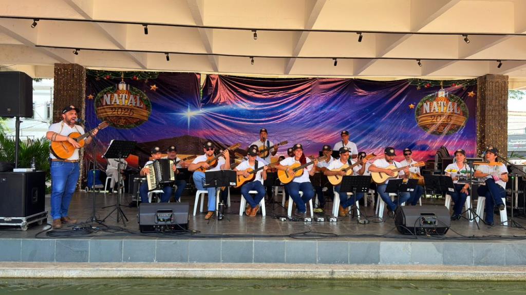 Orquestra Violeiros das 7 Colinas interage com o público em apresentação especial de Natal na Praça Central de Bragança Paulista