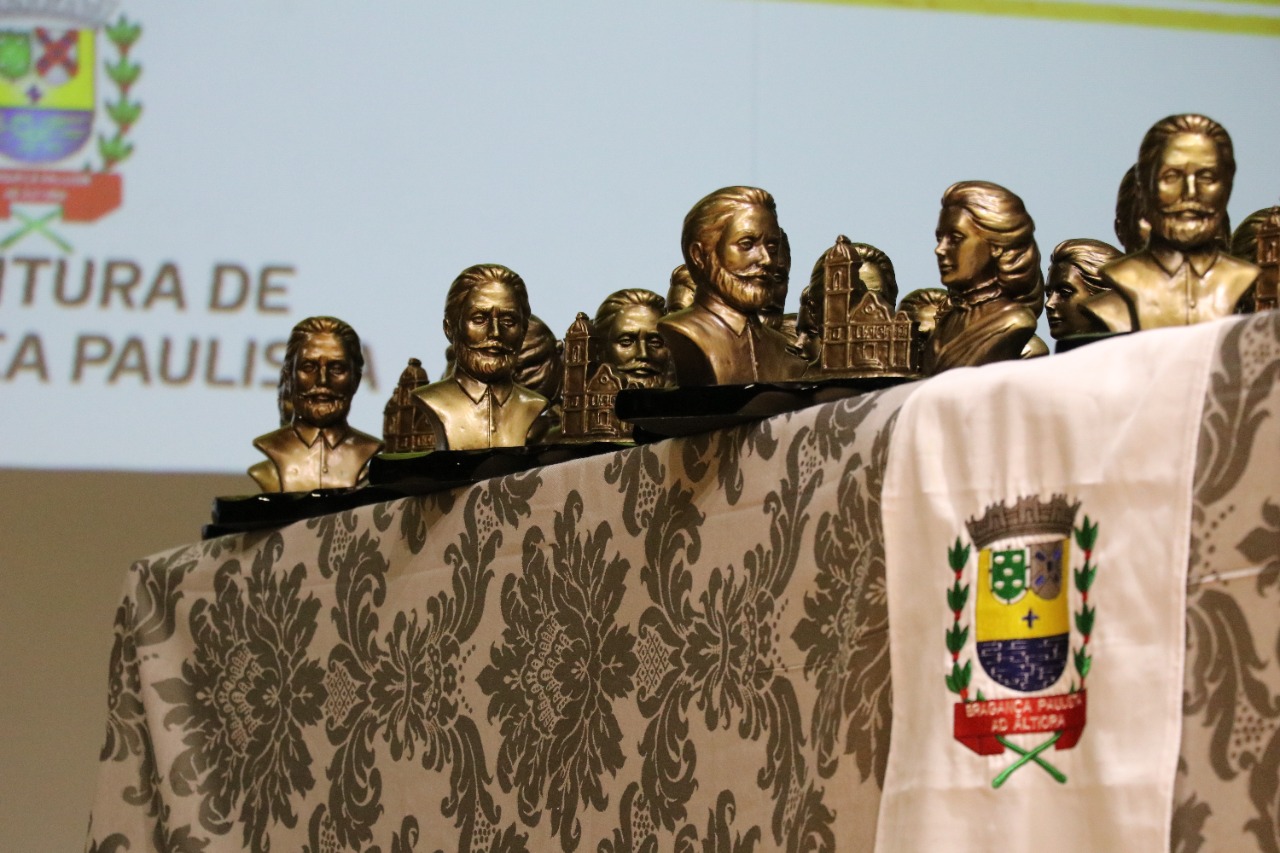 Pessoas que se destacaram na promoção de Bragança Paulista receberam as Comendas Ignácia da Silva Pimentel e Antônio Pires Pimentel