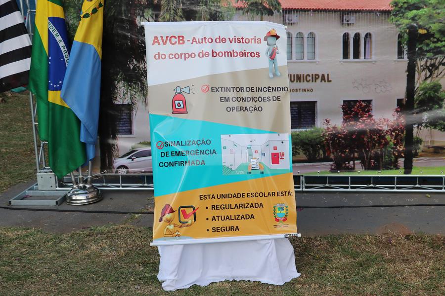 Prefeitura entrega AVCB de 25 escolas do município