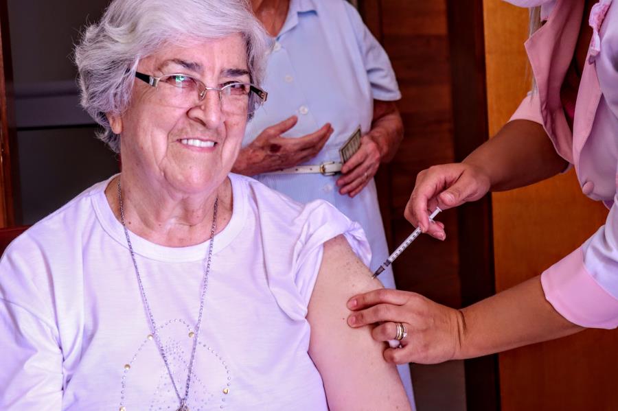 Vacina bivalente contra Covid-19 começa a ser aplicada nas Instituições de Longa Permanência