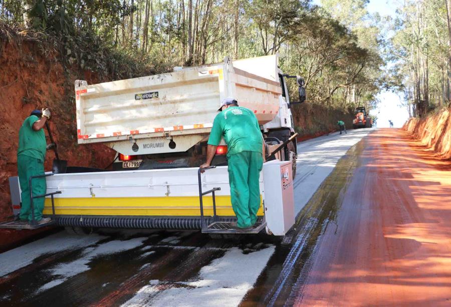 Estrada Municipal do Bom Retiro dos Mourão está recebendo o PMVP com emulsão  asfáltica e pó de pedra