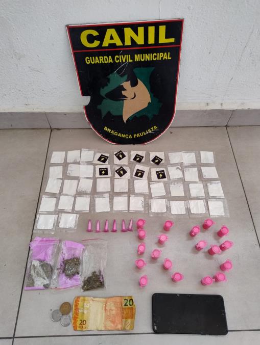 Grupo de Operações com cães da GCM apreende drogas e detém jovem no Bairro Uberaba