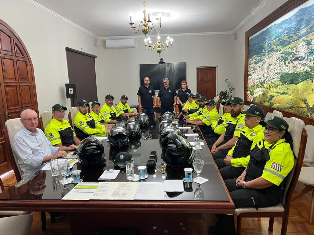 Agentes de trânsito recebem novos uniformes e capacetes