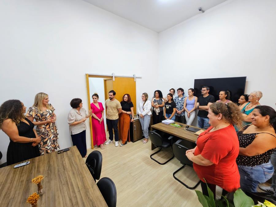 Secretária de Saúde é recepcionada pelos colaboradores da pasta