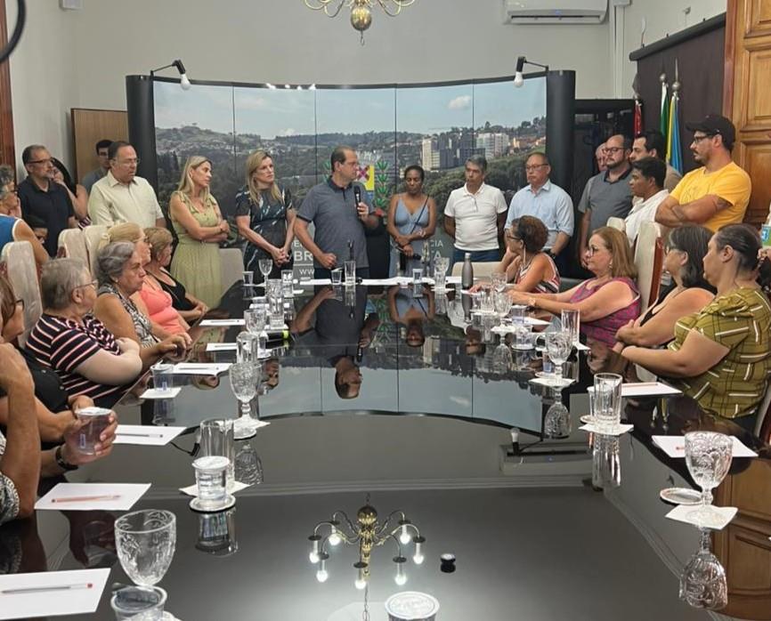 Aposentados e pensionistas são recebidos na Prefeitura para reunião sobre vale-alimentação