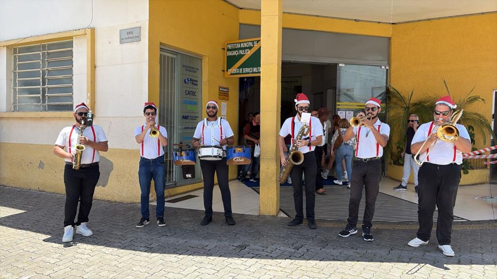Bandinha de Papai Noel encanta e vira sucesso absoluto nas ruas comerciais de Bragança Paulista