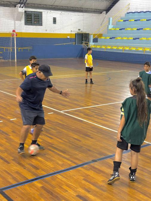 Escolinha de Futsal para meninos e meninas acontece no Lourenção