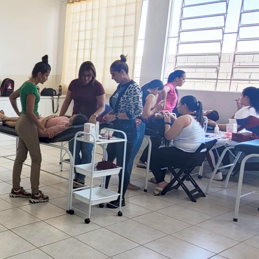 Curso “Aprenda técnicas de Alongamento de Cílios” é destaque no município   