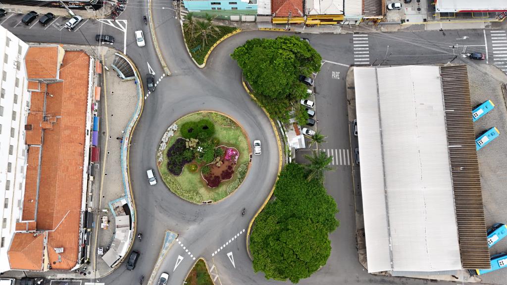 Rotatórias da Avenida Antônio Pires Pimentel passam por reformulação para melhorar fluidez do trânsito