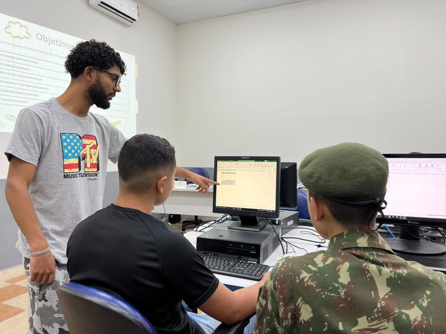 Jovens do Projeto “Atirador Cidadão” participam de curso de Informática