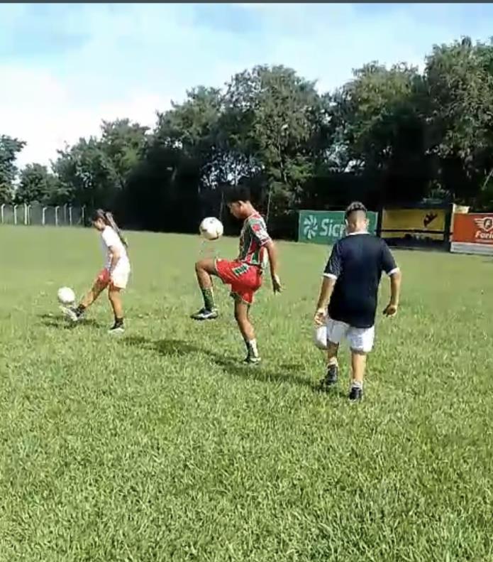 Escolinha de futebol no campo do Novo Mundo tem aulas às terças e quintas-feiras