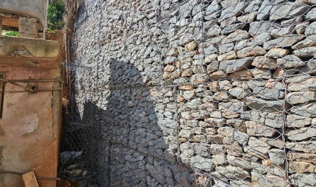 Muro de contenção em gabião garante segurança na Rua Gilberto Augusto Mendes