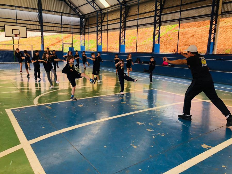 Prefeitura oferece aulas de capoeira para alunos da rede municipal e Apae
