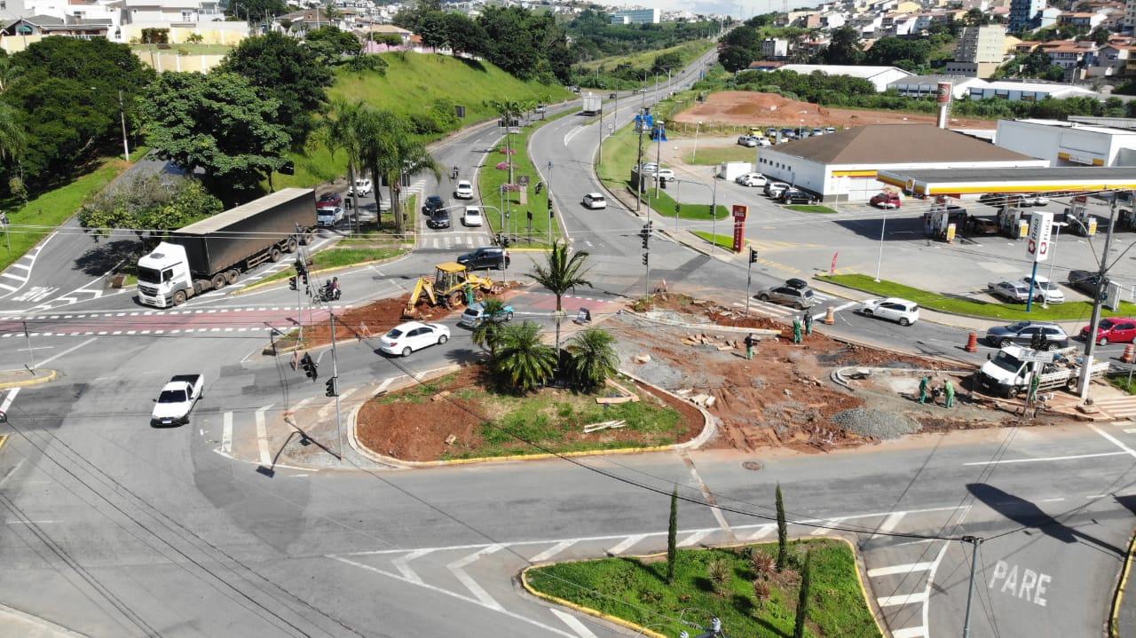 Maior fluidez e segurança: Obras de adequação geométrica na “rotatória do Tasca” avançam e primeira fase é concluída   
