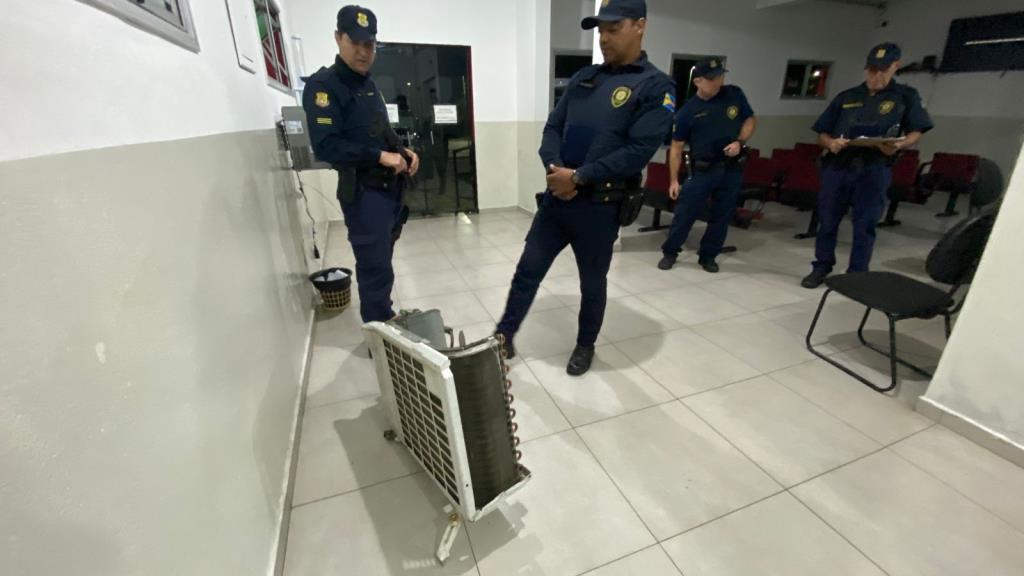 Três homens são presos em flagrante por furto em estabelecimento comercial