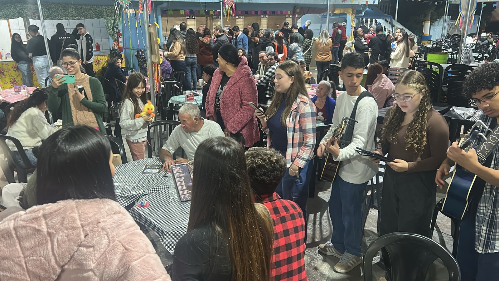 Arraiá de São Cristóvão no Festival de Inverno reúne milhares de pessoas na Zona Norte com fé, cultura e solidariedade