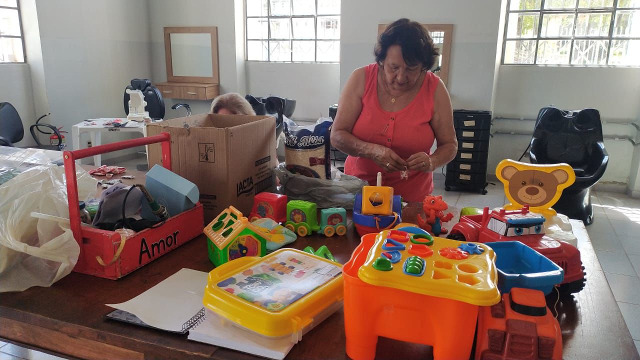 Fábrica de Brinquedos confecciona presentes para o Natal Social 2024