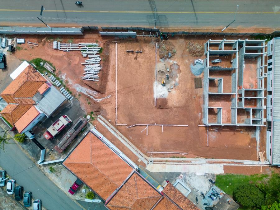 Obra da nova base do Corpo de Bombeiros tem construção de muros de contenção em andamento