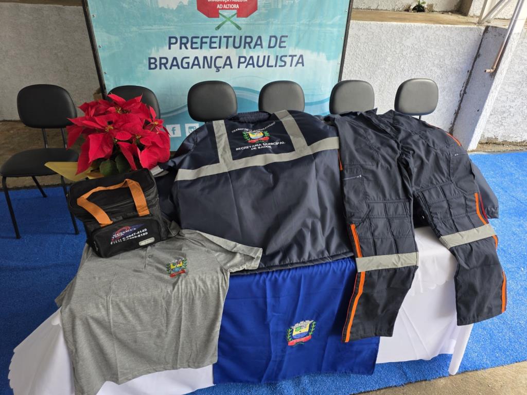 Administração entrega novas jaquetas aos motoristas do Programa de Transporte Agendado