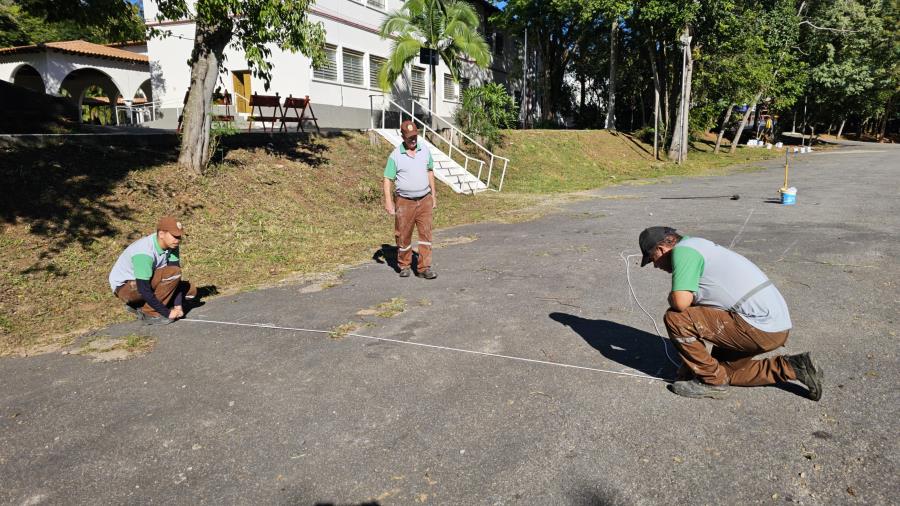 Prefeitura realiza pintura e sinalização em um dos estacionamentos do Paço Municipal