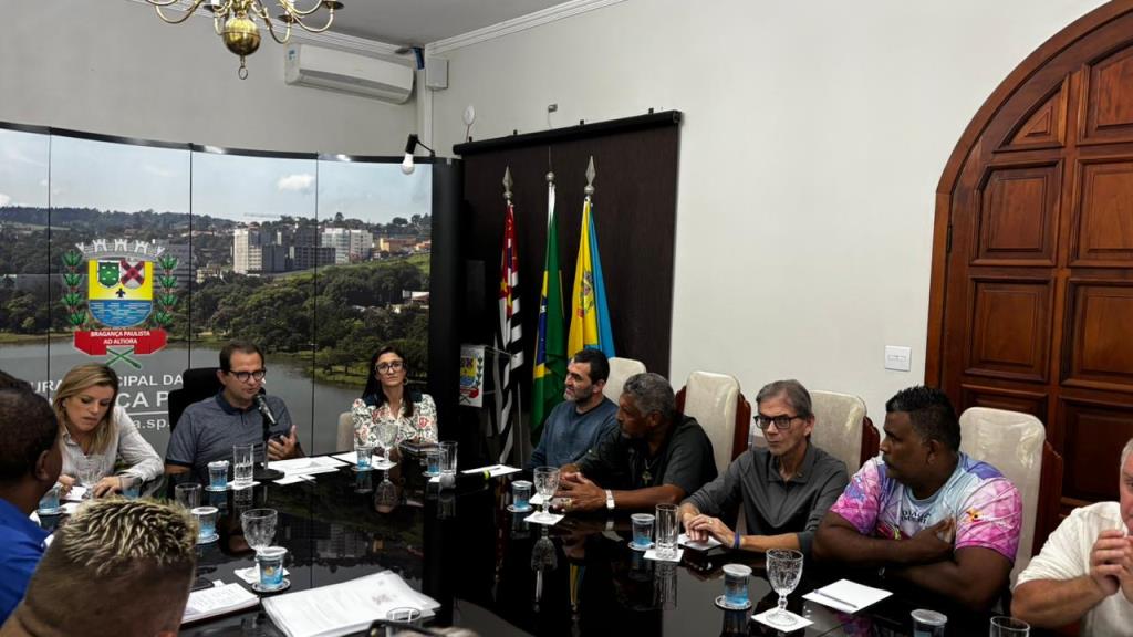 Reunião define primeiros passos para viabilizar desfiles de carnavais em 2027
