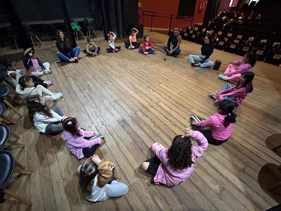 Crianças visitam o Centro Cultural Prefeito Jesus Abi Chedid e se encantam com o patrimônio histórico de Bragança Paulista