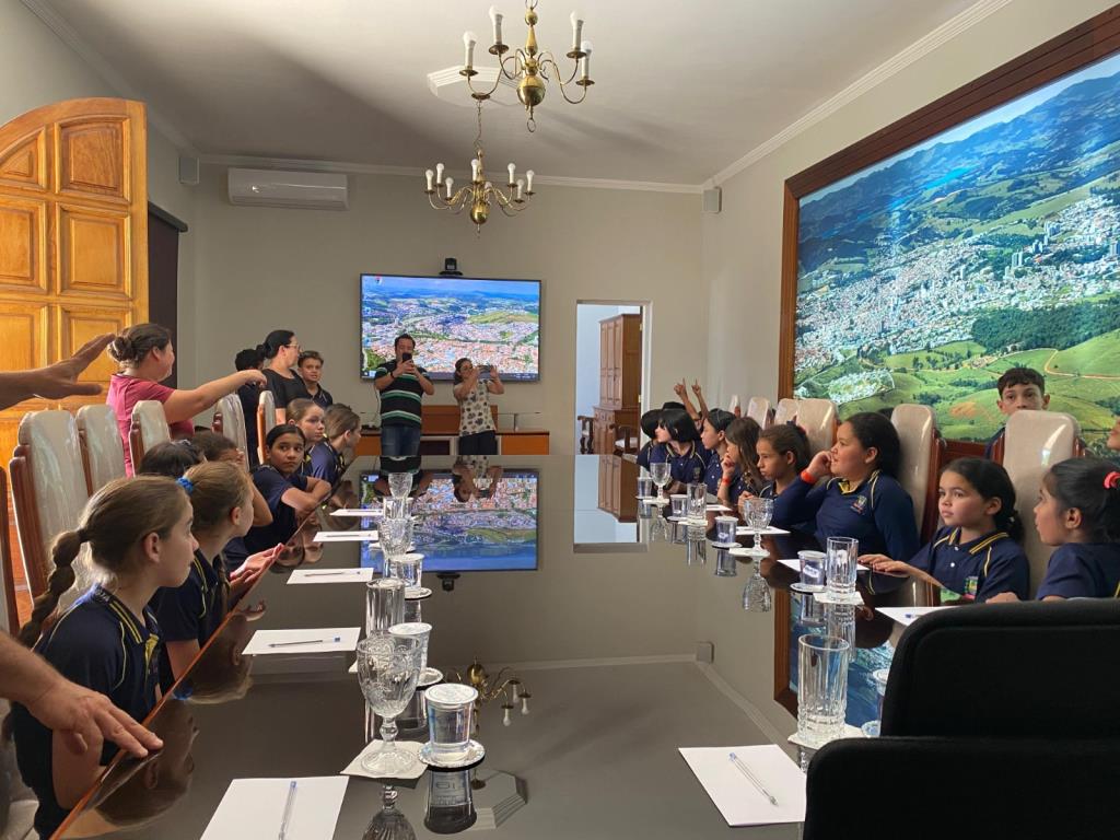 Bragança Paulista retoma atividades do Programa Turismo na Escola com visita de alunos ao Paço Municipal e ao Centro Cultural Prefeito Jesus Chedid