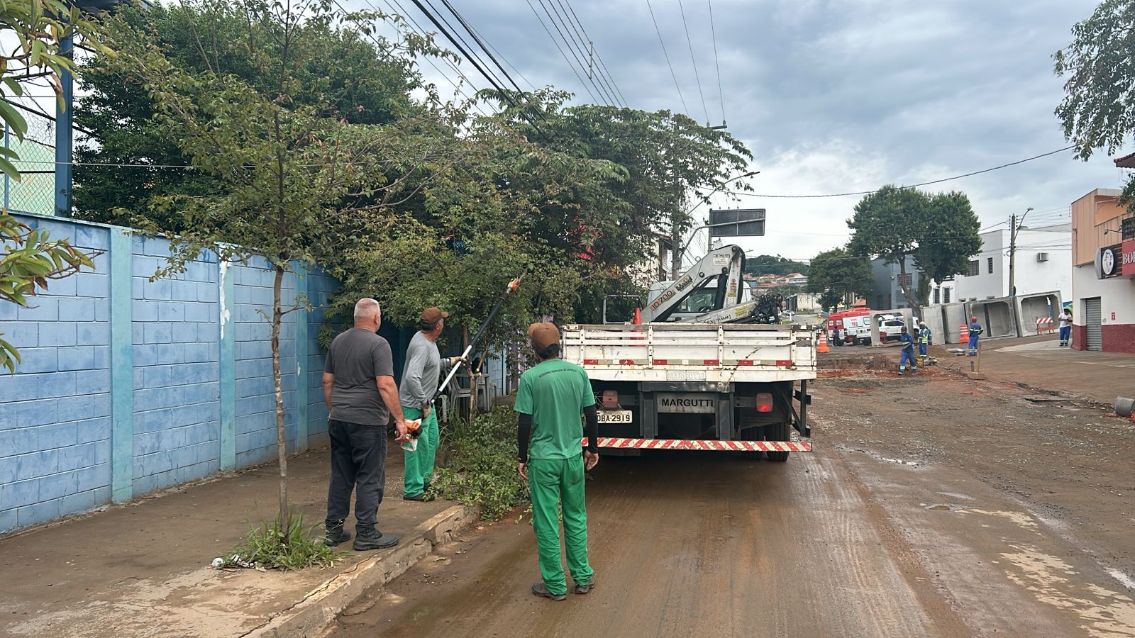 Comerciantes aprovam serviços de lavagem, limpeza e poda de árvores na Avenida Eusébio Savaio
