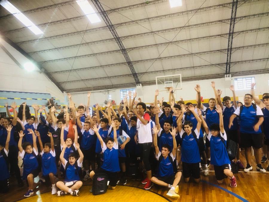 Janeth Arcain entrega uniformes em Bragança Paulista
