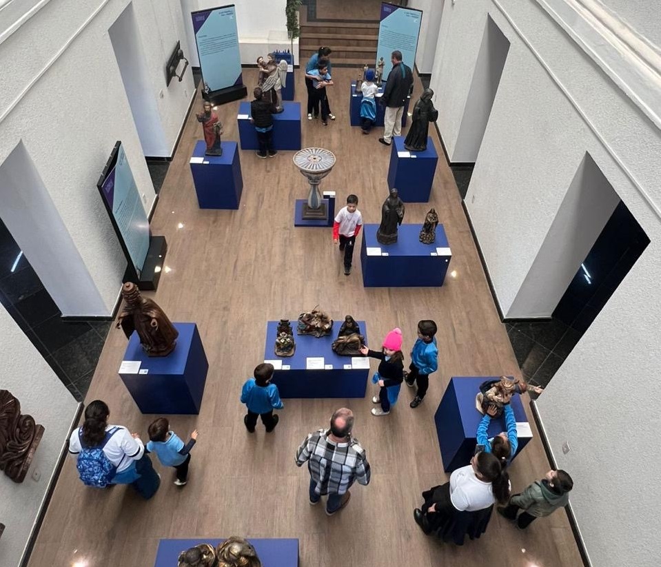 Alunos do Colégio Illuminare visitam exposição "Arte Sacra Para Ver e Sentir" no Centro Cultural e vivenciam experiência sensorial e educativa