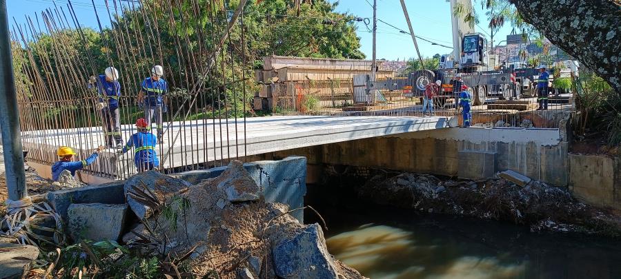 Ponte da Rua Peru recebe novas estruturas pré-moldadas