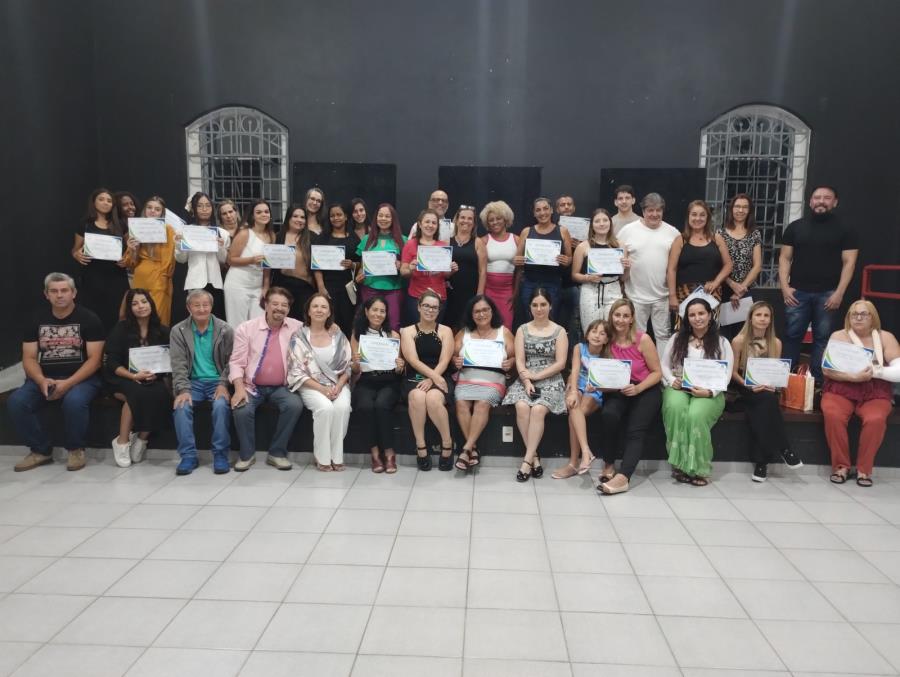 Alunos recebem diplomas dos cursos profissionalizantes oferecidos pelo Fundo Social de Bragança Paulista